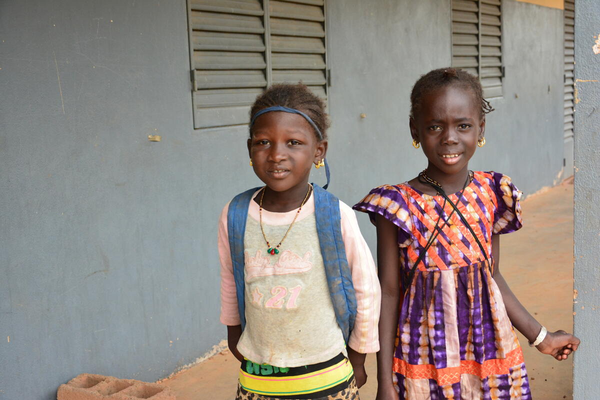 Aichata y su hermana en su escuela de Malí