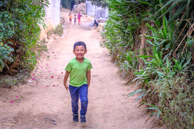 Niño de guatemala mostrando sus pantalones nuevos