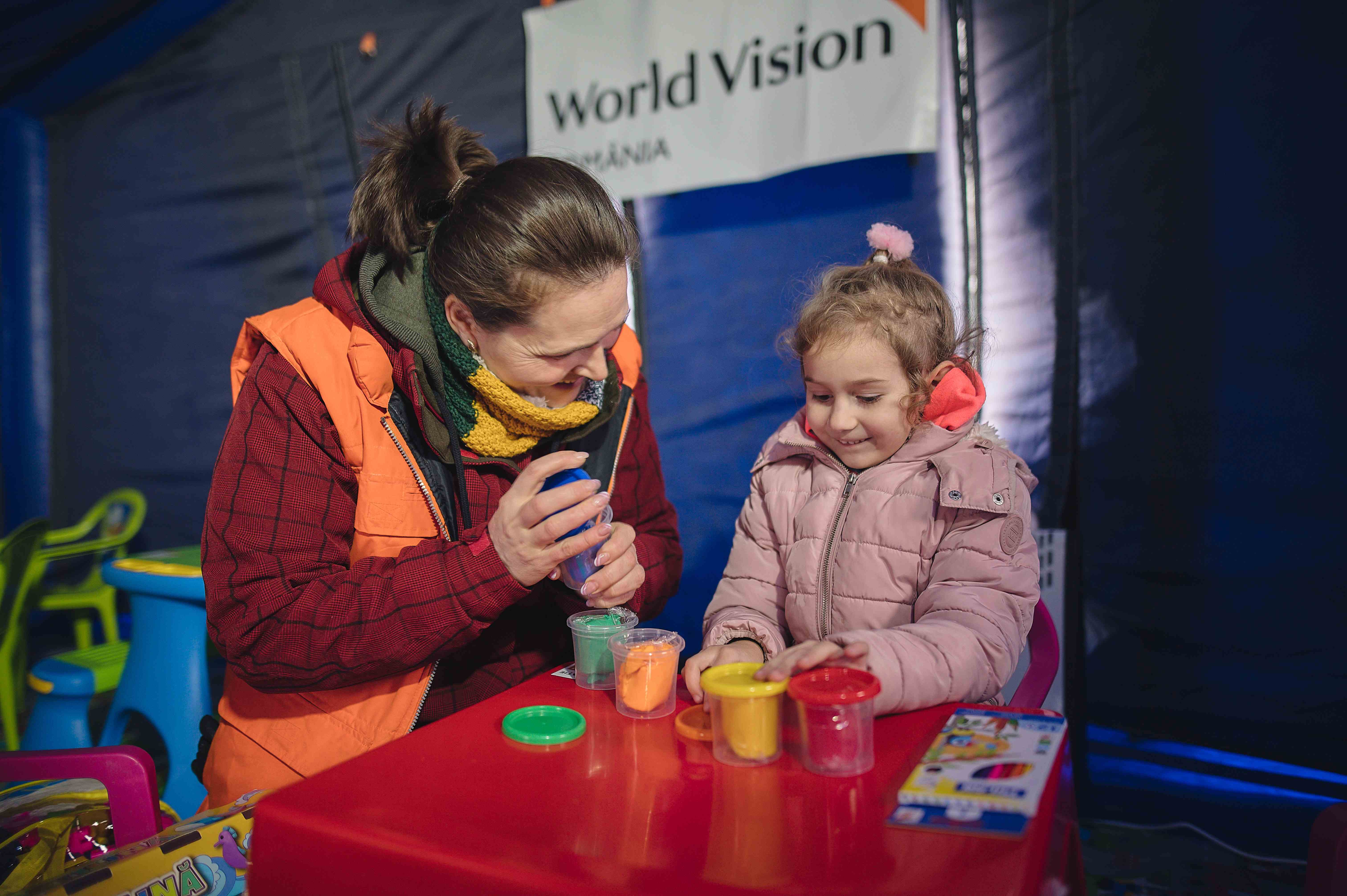 Trabajadora de World Vision juega con niña refugiada en Ucrania