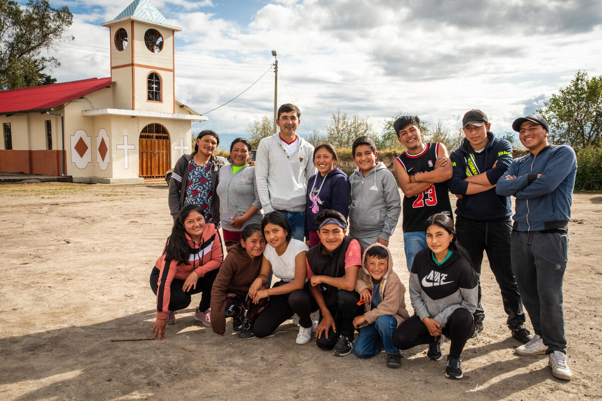 Daniel, de 17 años, en el extremo izquierdo, posa con el grupo de baile comunitario que ayuda a dirigir.