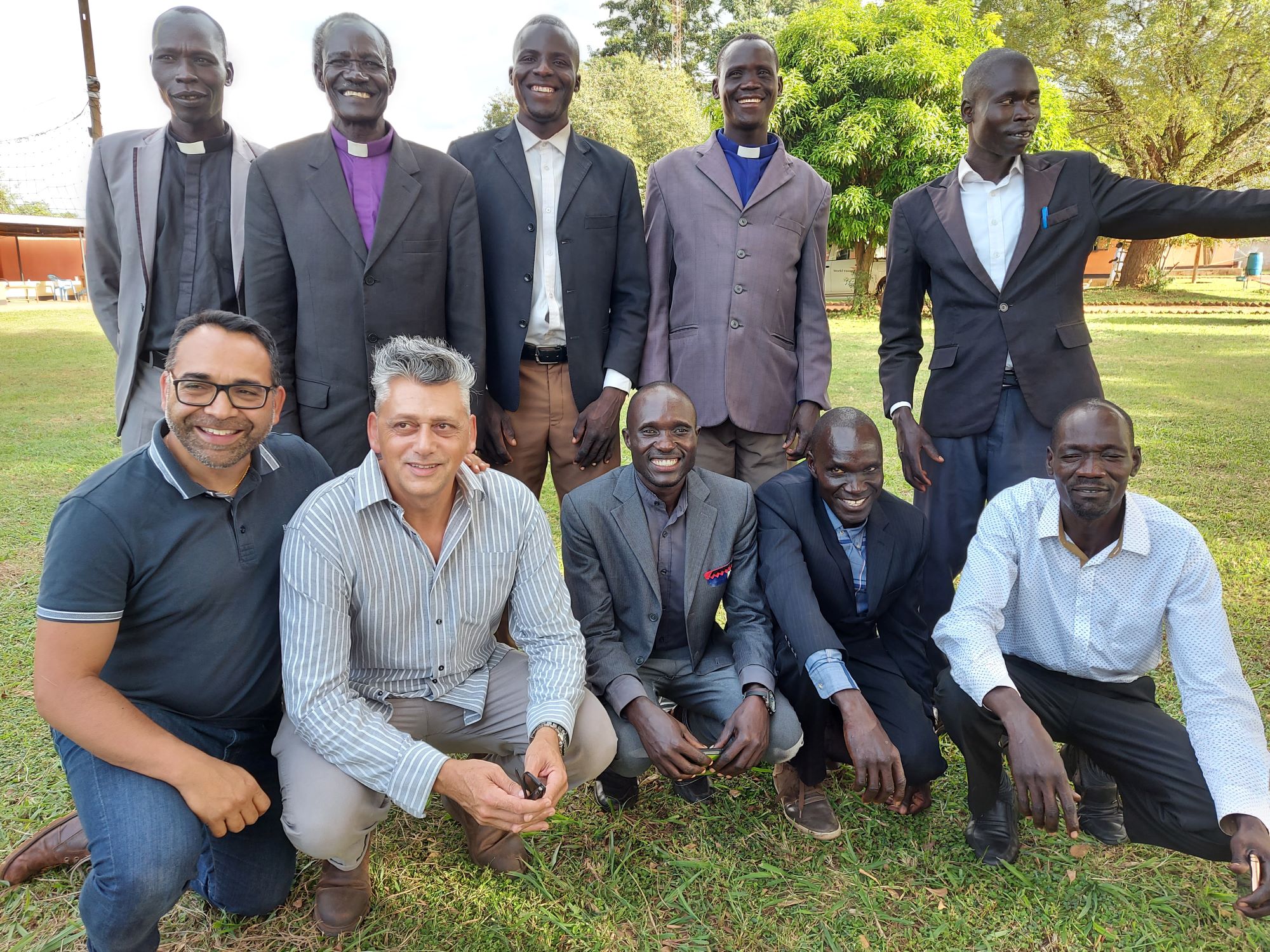 Matt con los pastores de Pajule pastors, que ahora están trabajando juntos gracias a World Vision