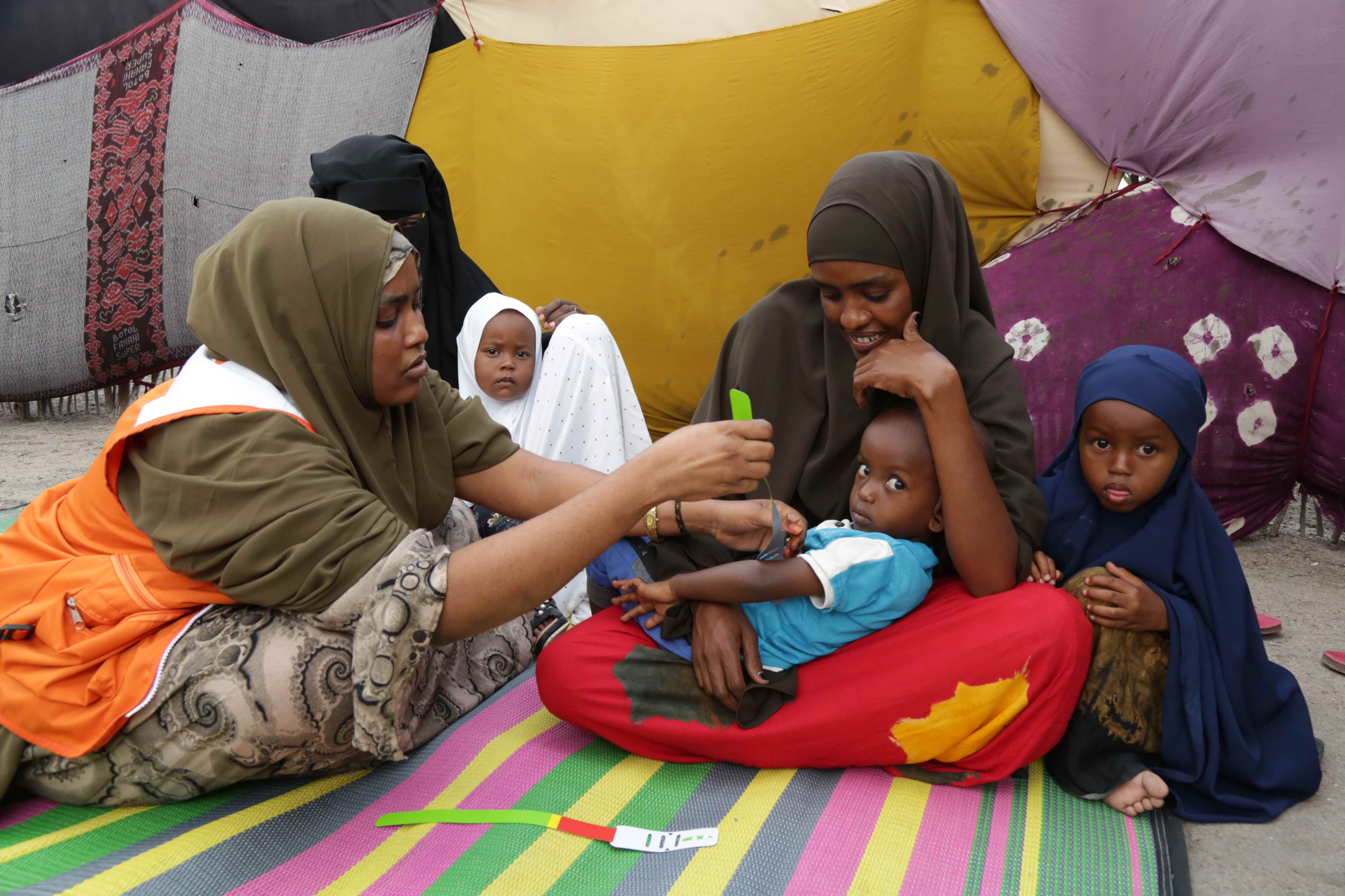 World Vision capacitó a los voluntarios de salud de la comunidad, a las madres y a los cuidadores para identificar a los niños con desnutrición aguda utilizando la cinta de circunferencia del brazo medio-superior (MUAC).