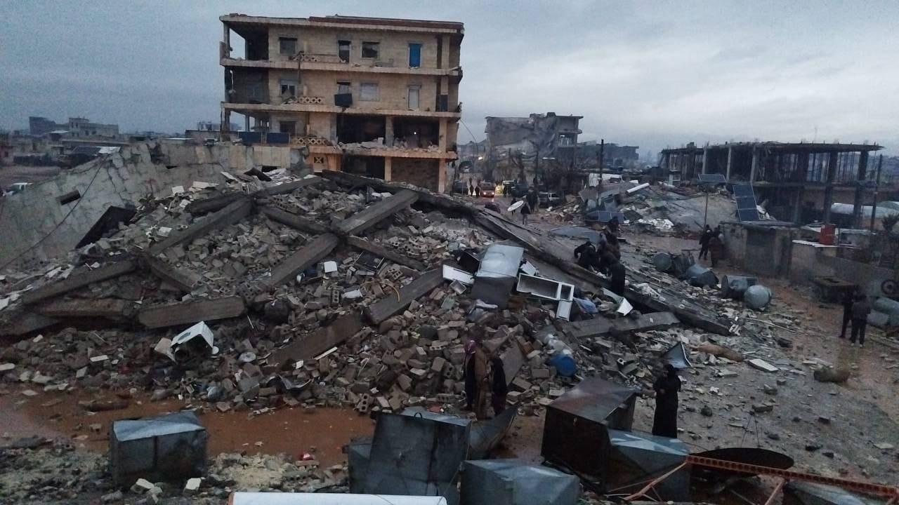 Esqueleto de un edificio entre los escombros tras el terremoto de Turquía