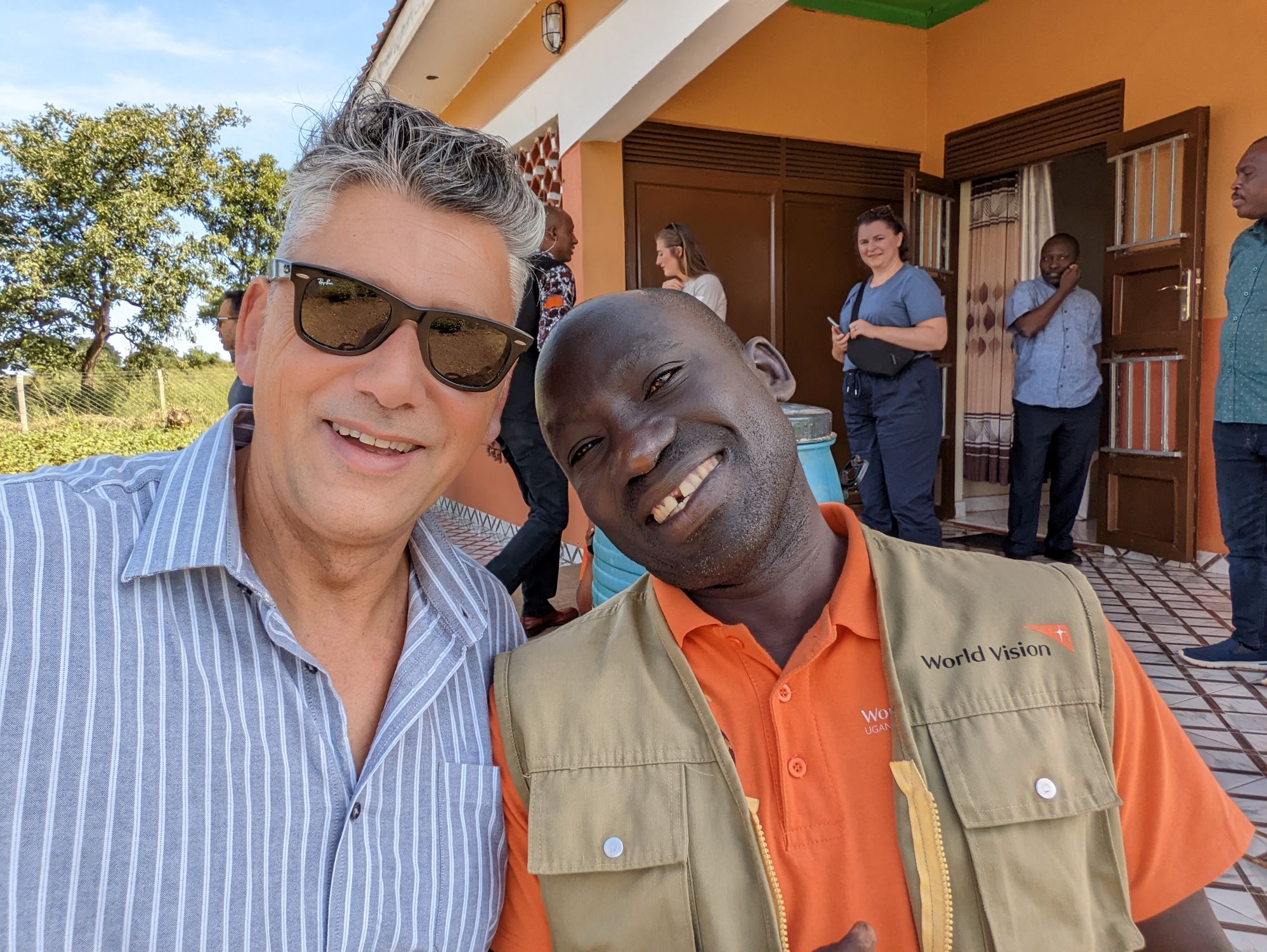 Matt Hyam (izquierda) con Geoffrey Ivan, director del programa de desarrollo de World Vision en Pajule, Uganda.