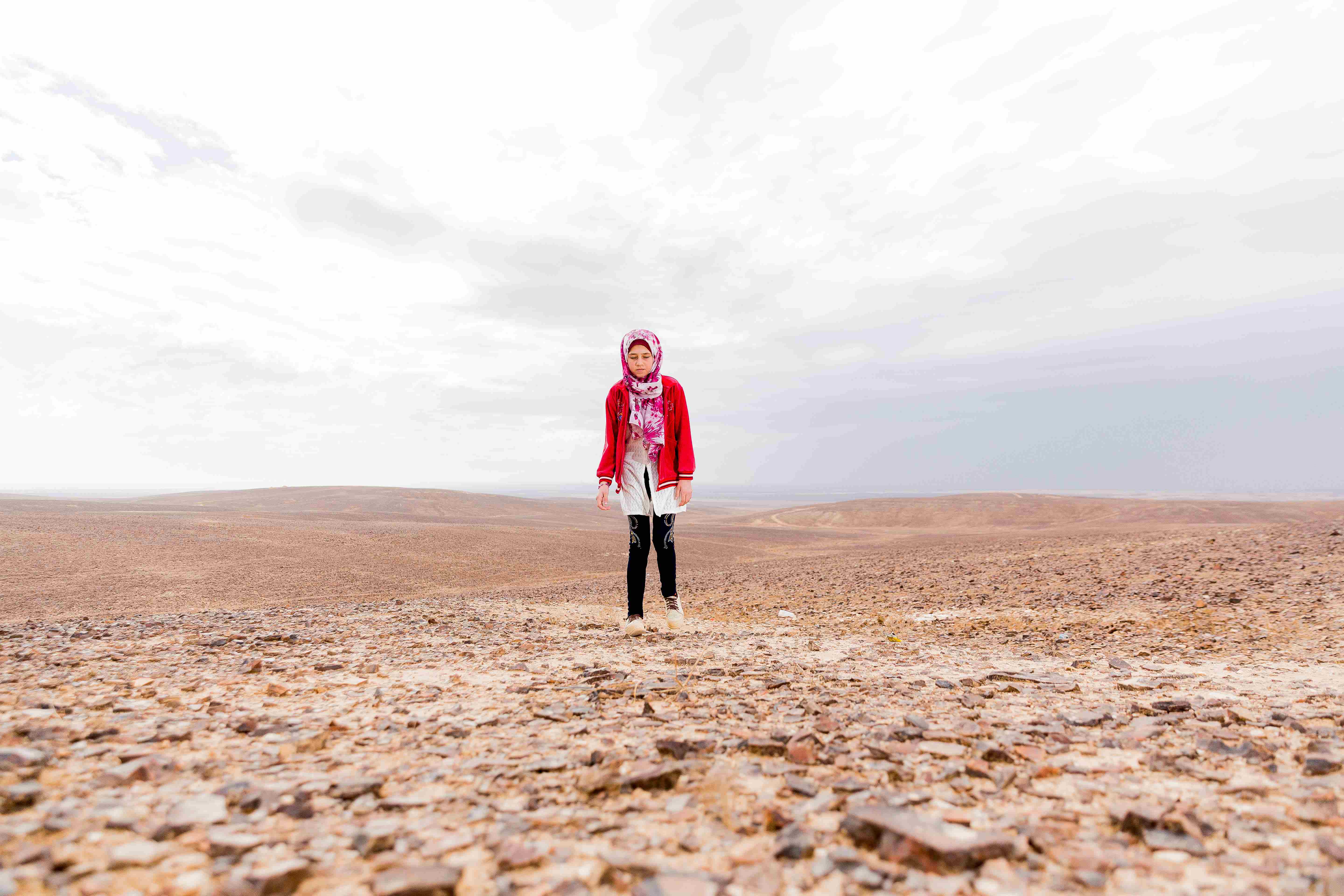 Niña refugiada de Jordania caminando por el desierto