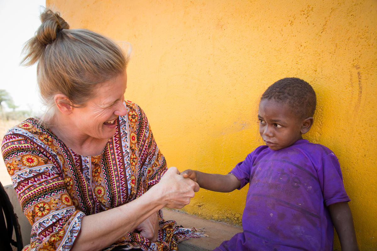 Una embajadora de World Vision visita a un niño apadrinado en Tanzania
