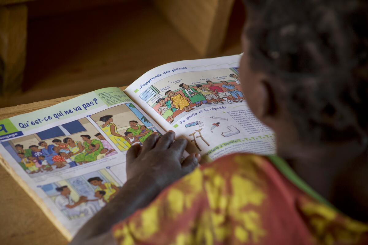 Beyina Melvina, de la República Centroafricana, leyendo un libro