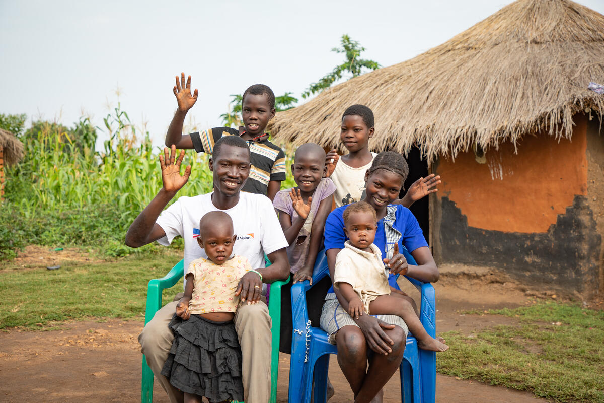 Angelo con su mujer y sus hijos pequeños en Uganda