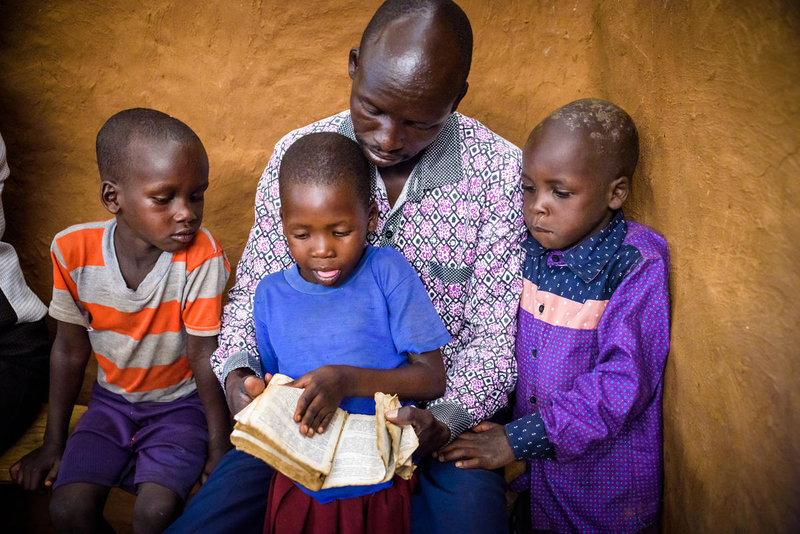 familia unida leyendo un libro. 