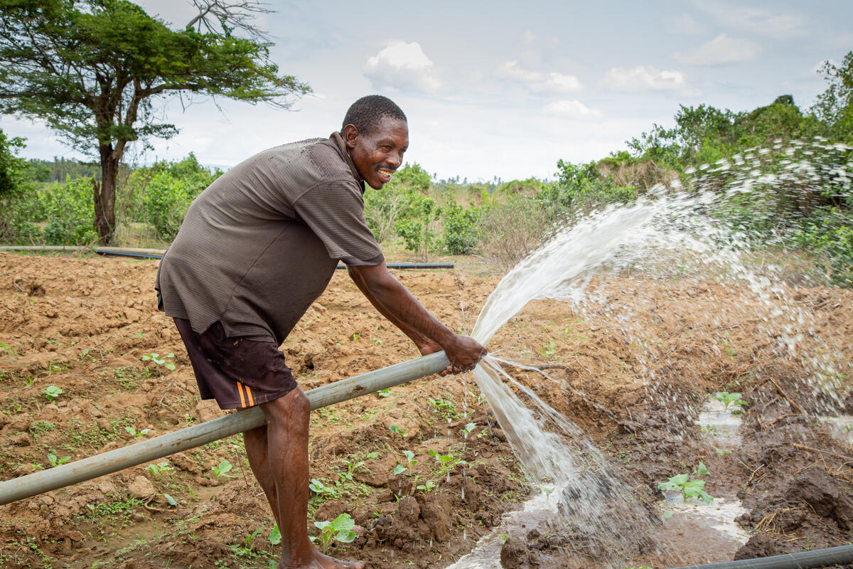 Un agricultor, del grupo agrícola, trabaja en los campos de Marafa AP, Kenia