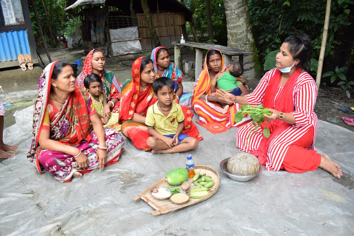 Lipi, de 34 años, una facilitadora del hogar de PD que enseña a las mujeres de la comunidad a cocinar una comida equilibrada y nutritiva