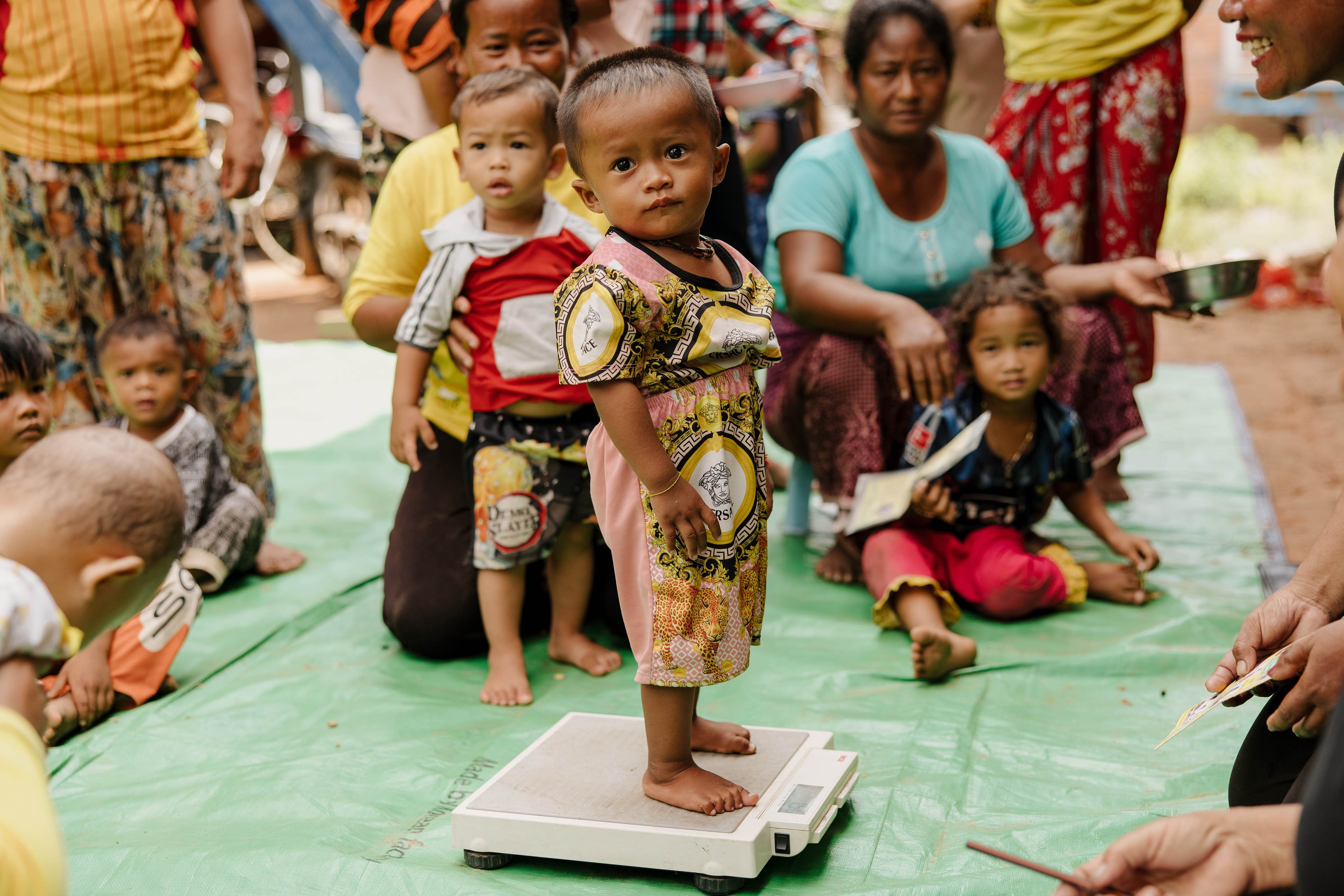 Un niño se somete a un control de peso en un grupo sanitario de una aldea de Camboya.