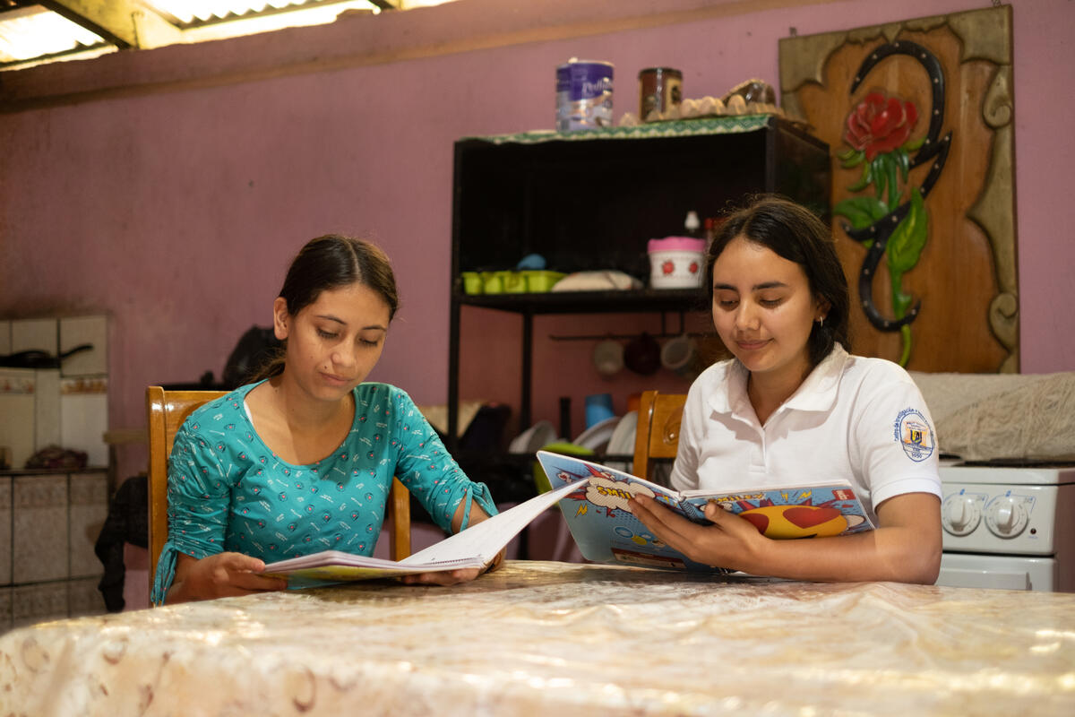 Danesi y su prima Alexandra estudiando