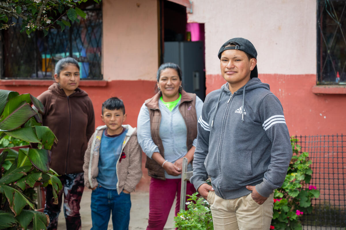 Daniel, desde la derecha, y su familia Mayra, mamá, Justin, hermano, y Nicol, hermana.