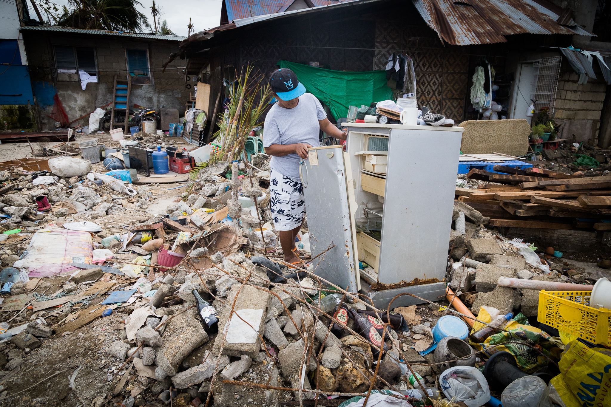 Chico de Filipinas de pie en un montón de basura