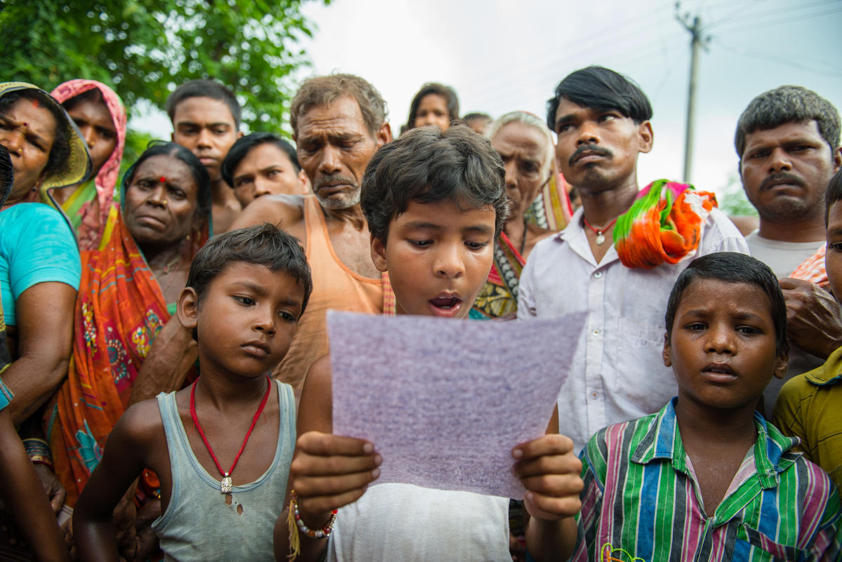 Prince, un niño apadrinado de la India, lee en voz alta la carta que le ha escrito a su padrino