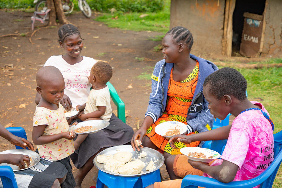 A la hora del almuerzo, la familia de Angelo se reúne para hacer su segunda comida del día, gracias a la distribución de alimentos.