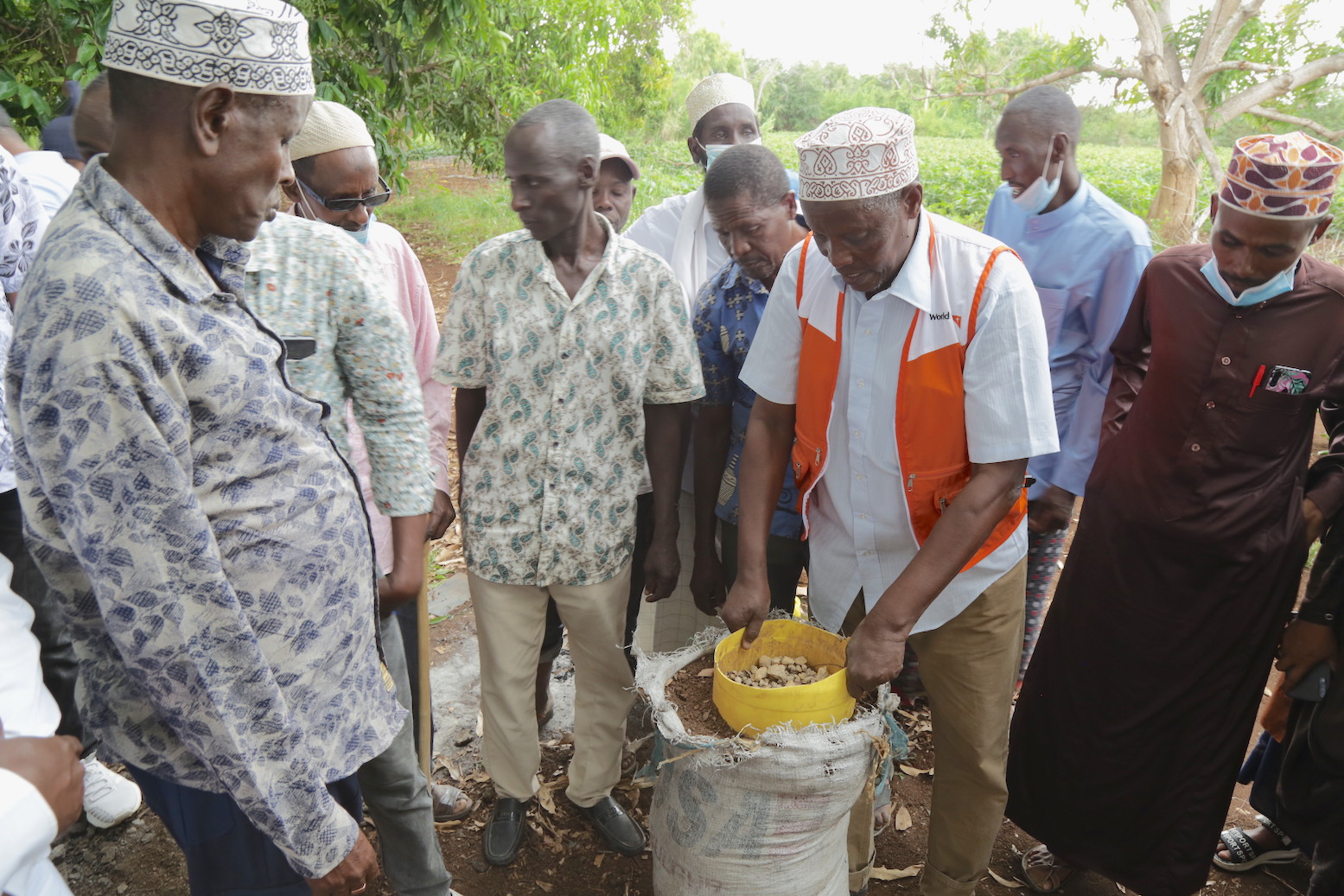 Miembros de la comunidad de Garissa participan en una formación sobre agricultura climáticamente inteligente.