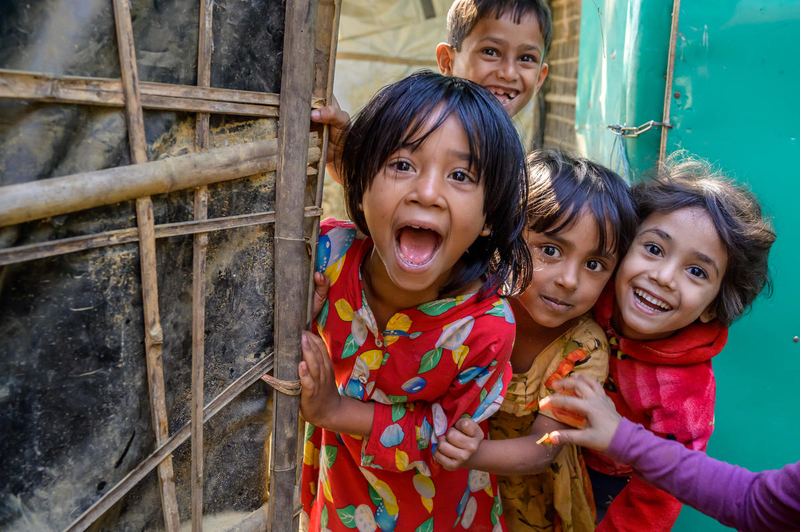 Niños rohingya(rohinyá) jugando en el campo de refugiados en Bangladesh. World Vision está ayudando a construir un entorno de protección y empoderamiento para los niños y niñas en los campos de refugiados  (©2019 World Vision/fotografía de Jon Warren)