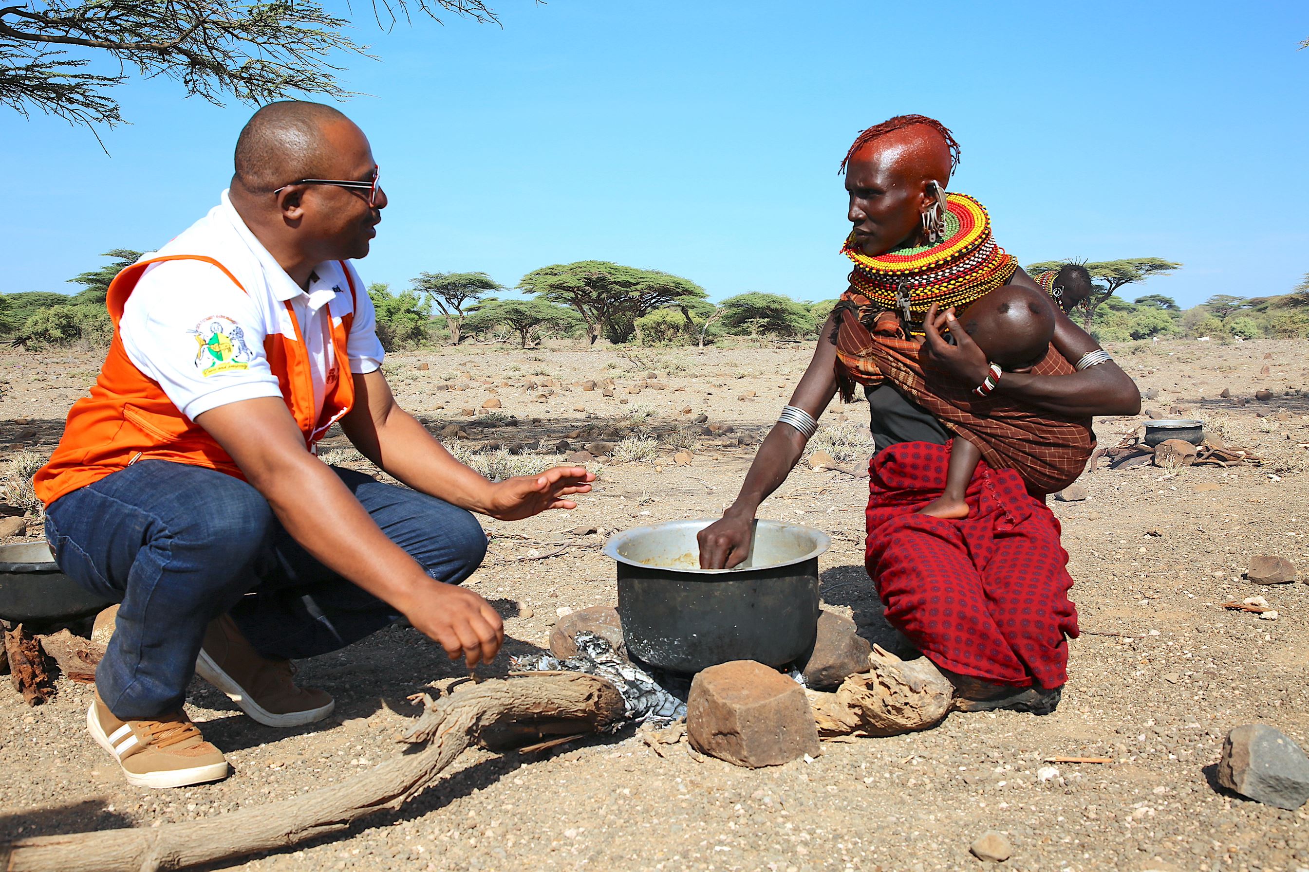 El director de World Vision hablando con una madre de Kenia sobre el impacto del cambio climático en los hogares de bajos ingresos como el suyo.