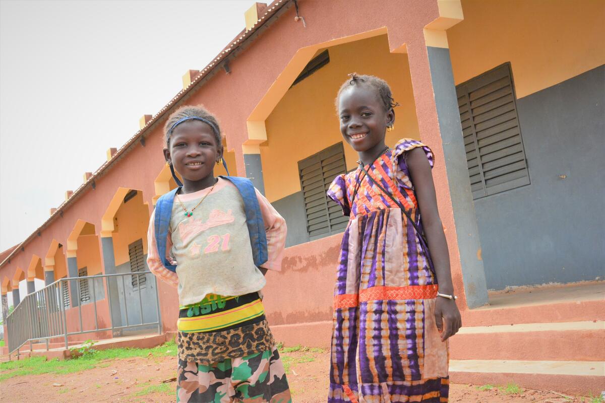 Aichata y su hermana Fatoumata fuera del aula