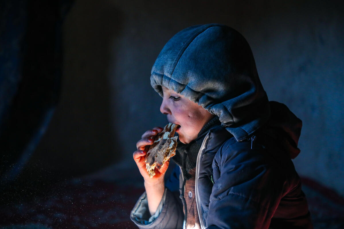 Niño refugiado comiendo