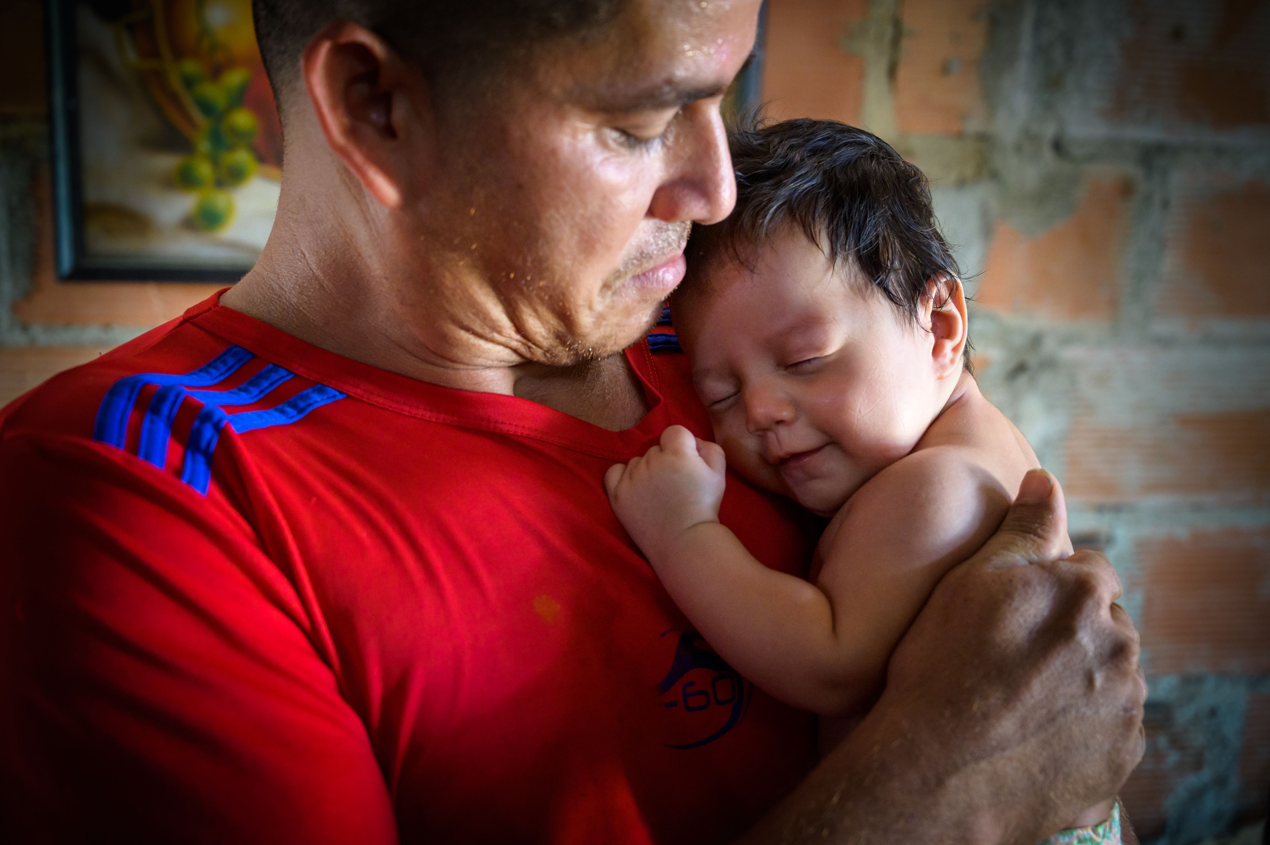 Yen Manuel Arriesta, 36, con su hija de 2 meses Sheila.