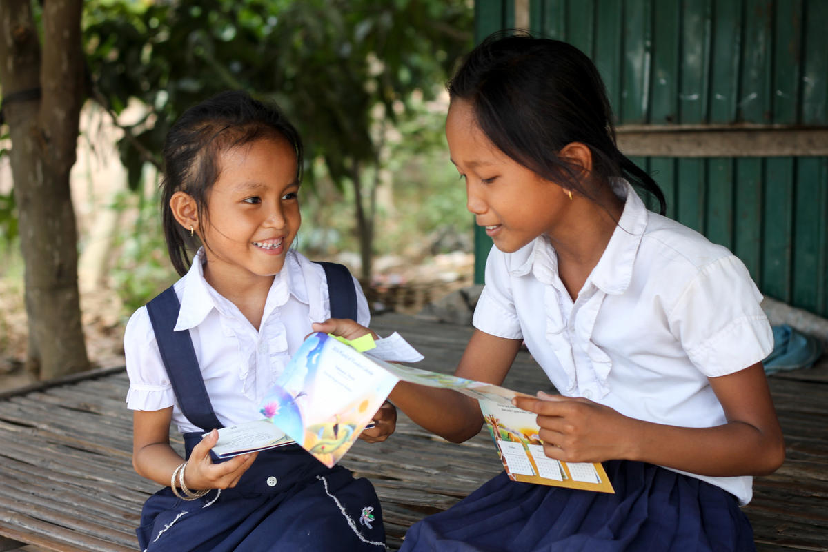 Saro, una niña apadrinada de Camboya, está emocionada por leer la carta de su padrino