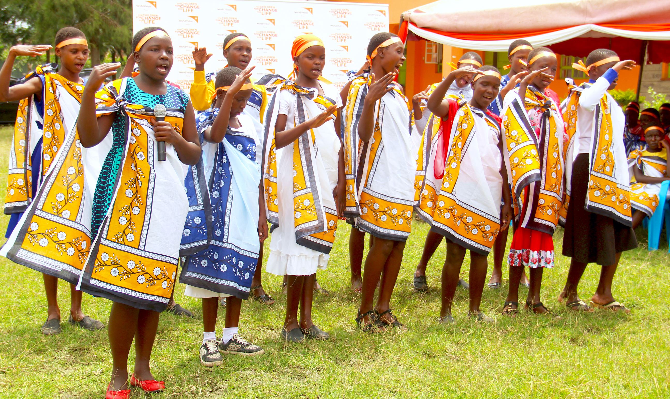 Niñas de Kenia asisten a una ceremonia de graduación del programa Alternative Rights of Passage (ARP). 