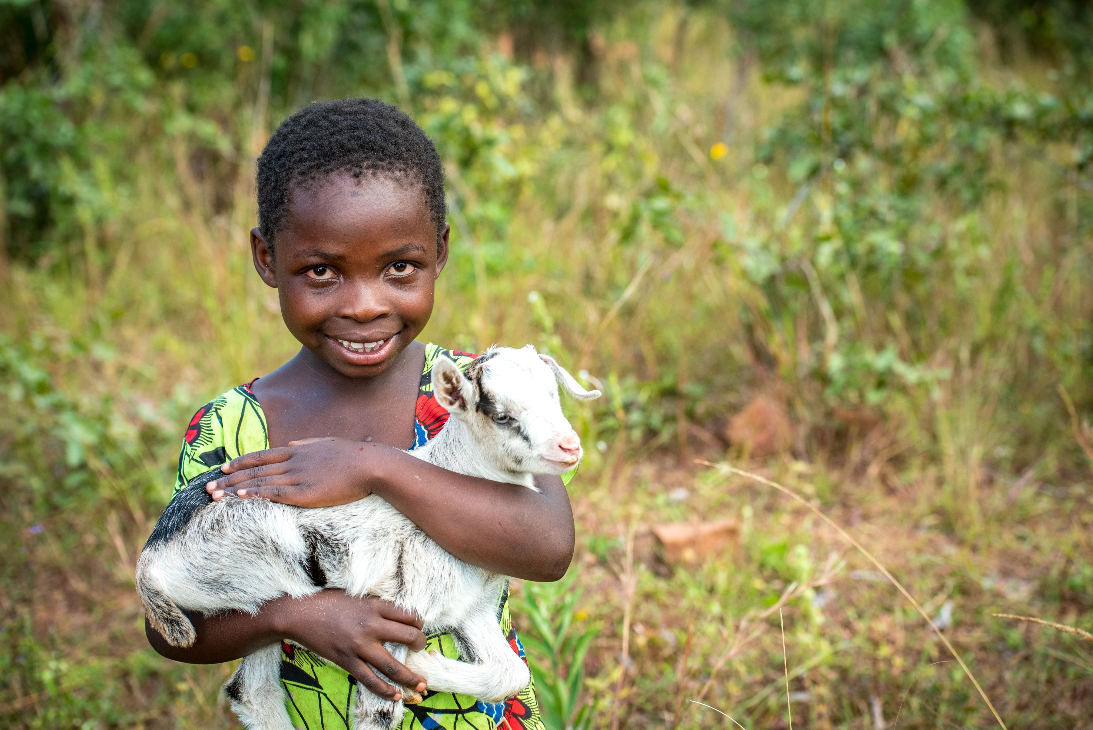 Debby,una niña apadrinada en Zambia. Su padre Obby dice, en tonga, su lengua materna: “Dios respondió a mis oraciones a través de World Vision.” (©2019 World Vision/foto de Jon Warren)