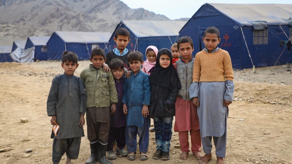 Niños mirando a cámara en un campo de refugiados